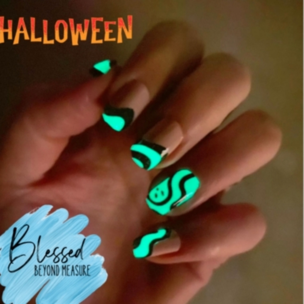NWT COLOR STREET LIMITED EDITION GLOW-IN-THE-DARK SET: FEELING FA-BOO-LOUS!